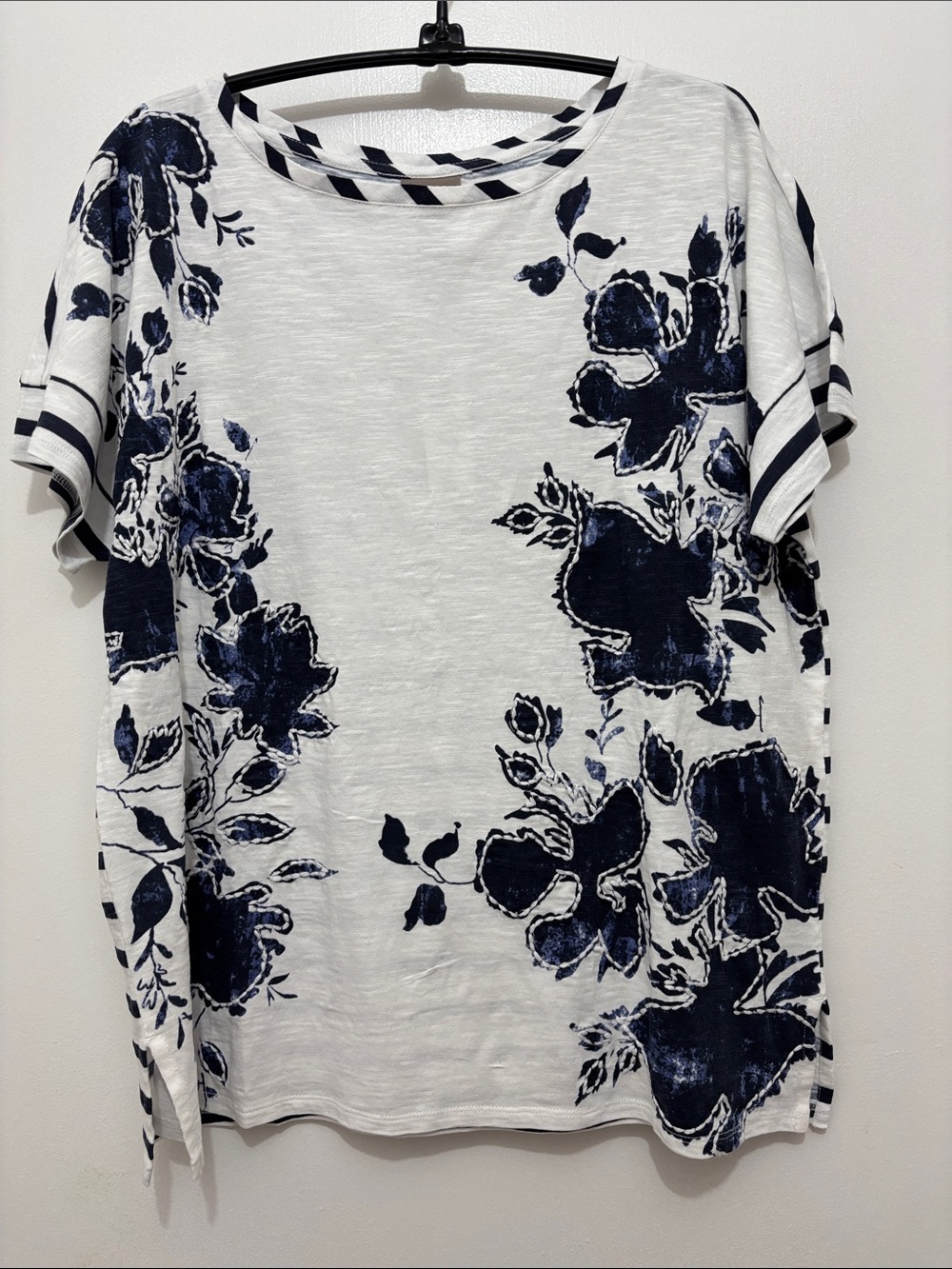 “BRAND NEW” CHICO’s White & Navy Floral Short Sleeve Top